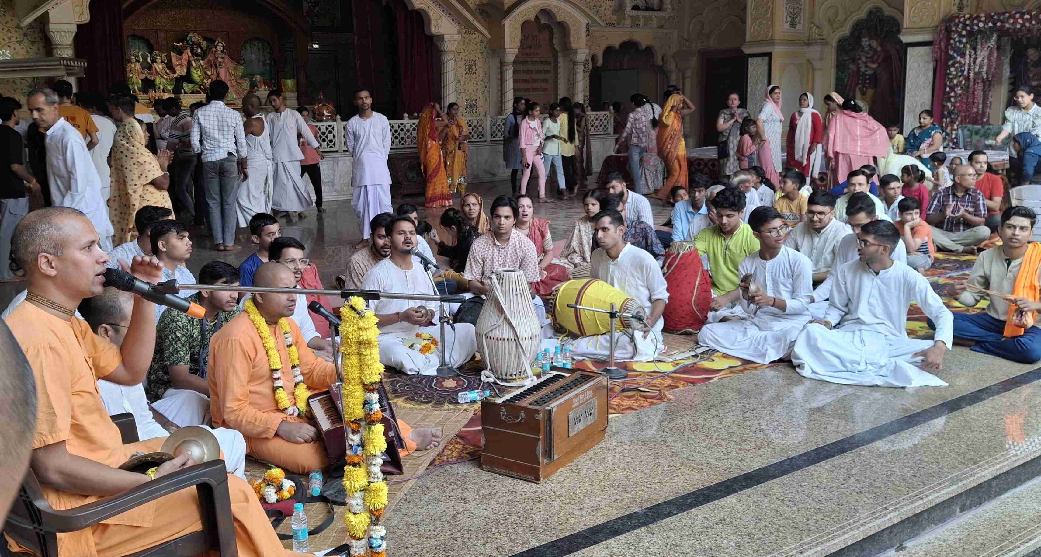 -फोटो 53 : इस्कॉन मंदिर में गोवर्धन परिक्रमा करते श्रद्धालु। संवाद -फोटो 53 : इस्कॉन मंदिर में गोवर्धन परिक्रमा करते श्रद्धालु। संवाद