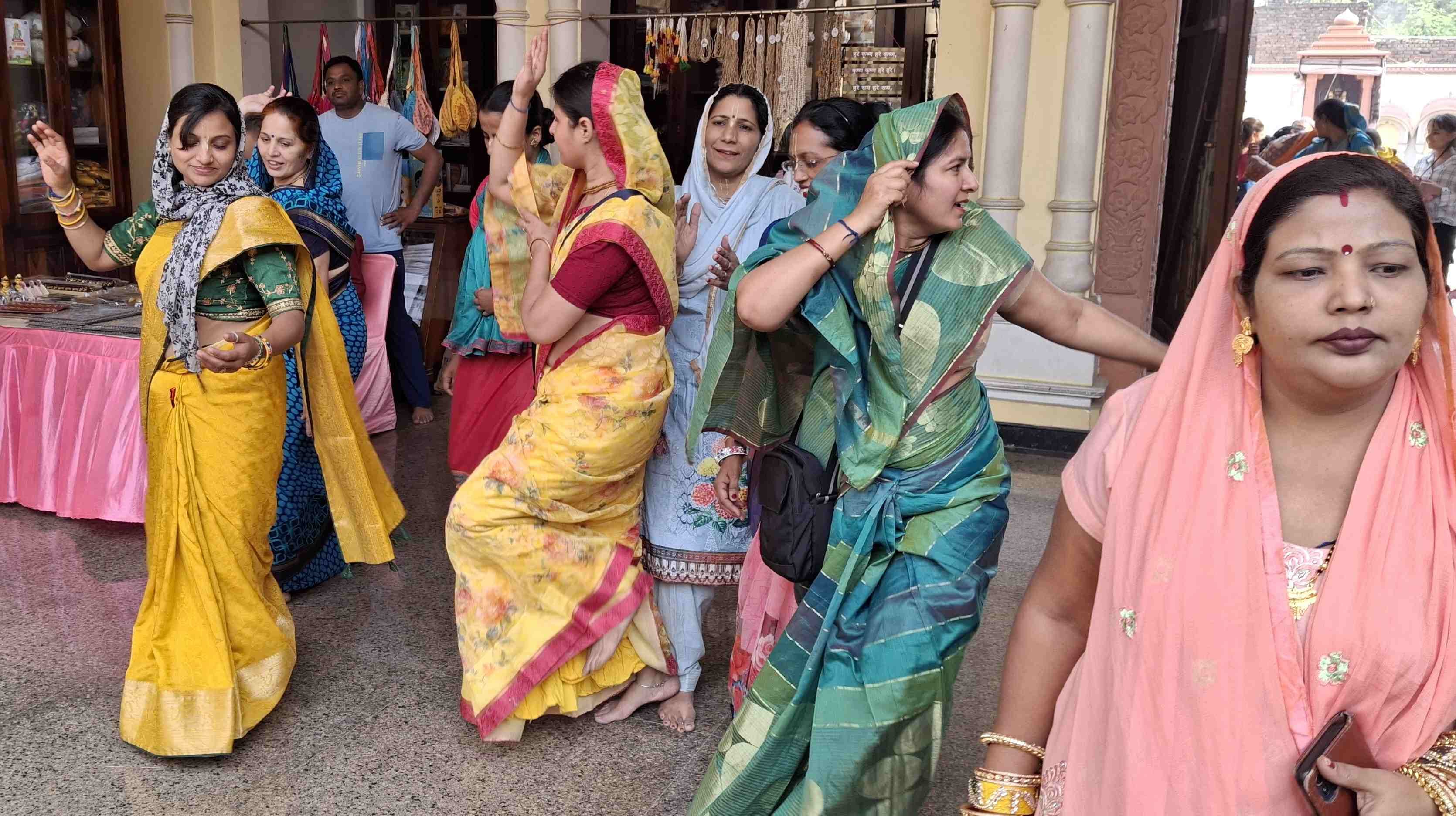 -फोटो 53 : इस्कॉन मंदिर में गोवर्धन परिक्रमा करते श्रद्धालु। संवाद -फोटो 53 : इस्कॉन मंदिर में गोवर्धन परिक्रमा करते श्रद्धालु। संवाद