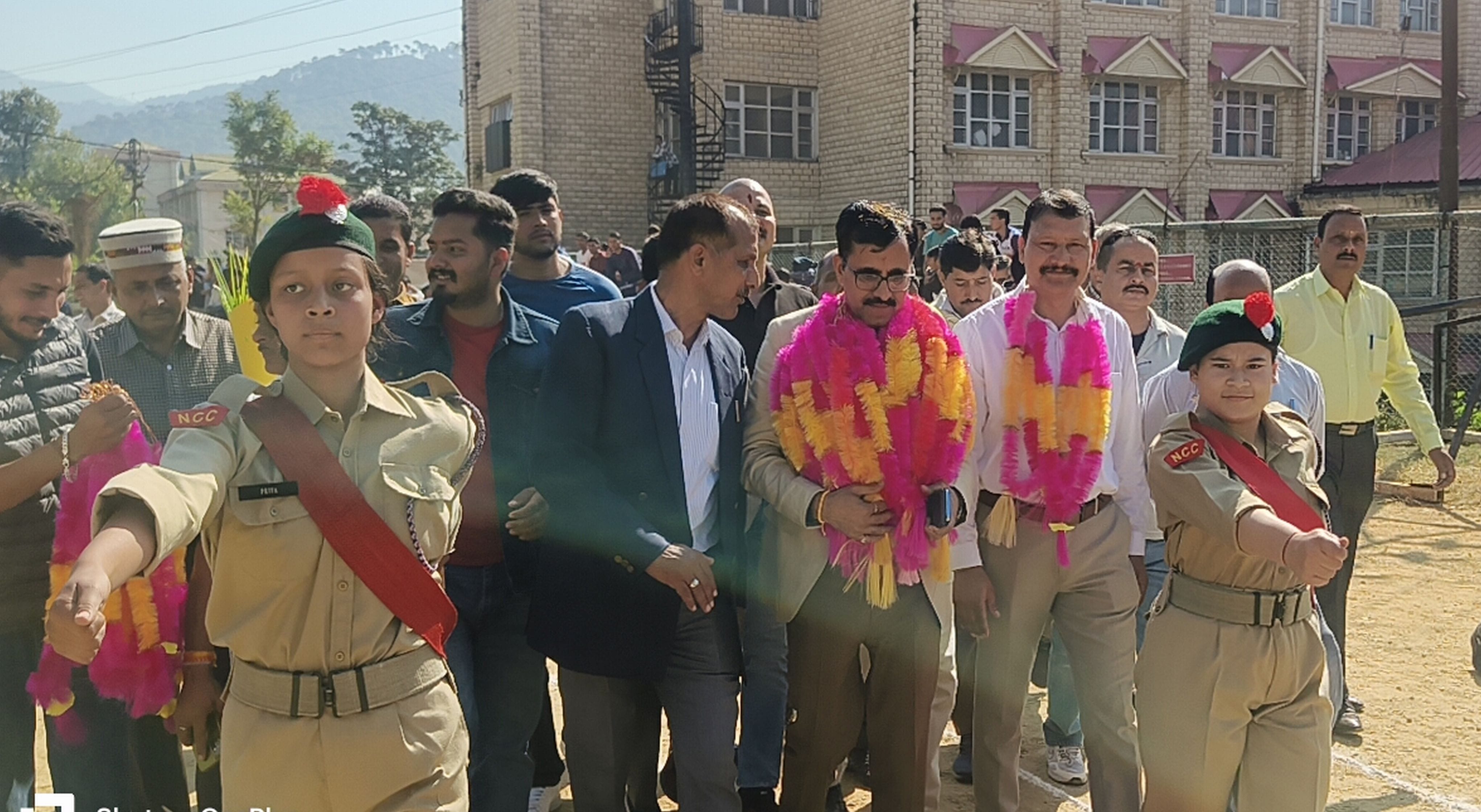 जोगिंद्रनगर में एथलेटिक खेलों के शुभारंभ पर मार्चपास्ट में हिस्सा लेते जिलेभर के खिलाड़ी। संवाद जोगिंद्रनगर में एथलेटिक खेलों के शुभारंभ पर मार्चपास्ट में हिस्सा लेते जिलेभर के खिलाड़ी। संवाद