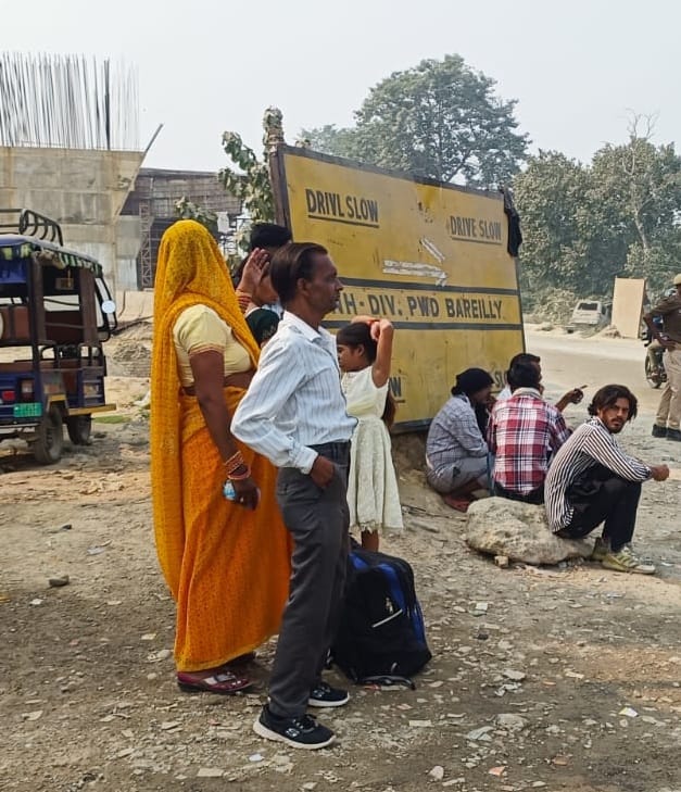 पीलीभीत के असम चौराहे के पास बीसलपुर मार्ग पर टेंपो में बैठती सवारी।संवाद पीलीभीत के असम चौराहे के पास बीसलपुर मार्ग पर टेंपो में बैठती सवारी।संवाद