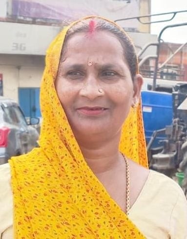 पीलीभीत के असम चौराहे के पास बीसलपुर मार्ग पर टेंपो में बैठती सवारी।संवाद पीलीभीत के असम चौराहे के पास बीसलपुर मार्ग पर टेंपो में बैठती सवारी।संवाद