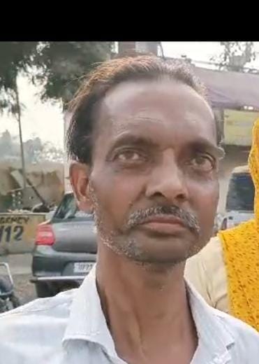 पीलीभीत के असम चौराहे के पास बीसलपुर मार्ग पर टेंपो में बैठती सवारी।संवाद पीलीभीत के असम चौराहे के पास बीसलपुर मार्ग पर टेंपो में बैठती सवारी।संवाद