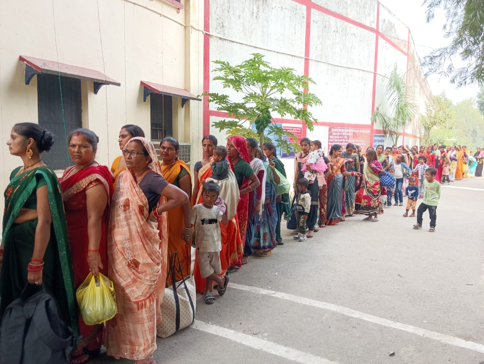 पीलीभीत की माधोटांडा मार्ग पर एक मिठाई की दुकान पर मिठाई खरीदते लोग।संवाद