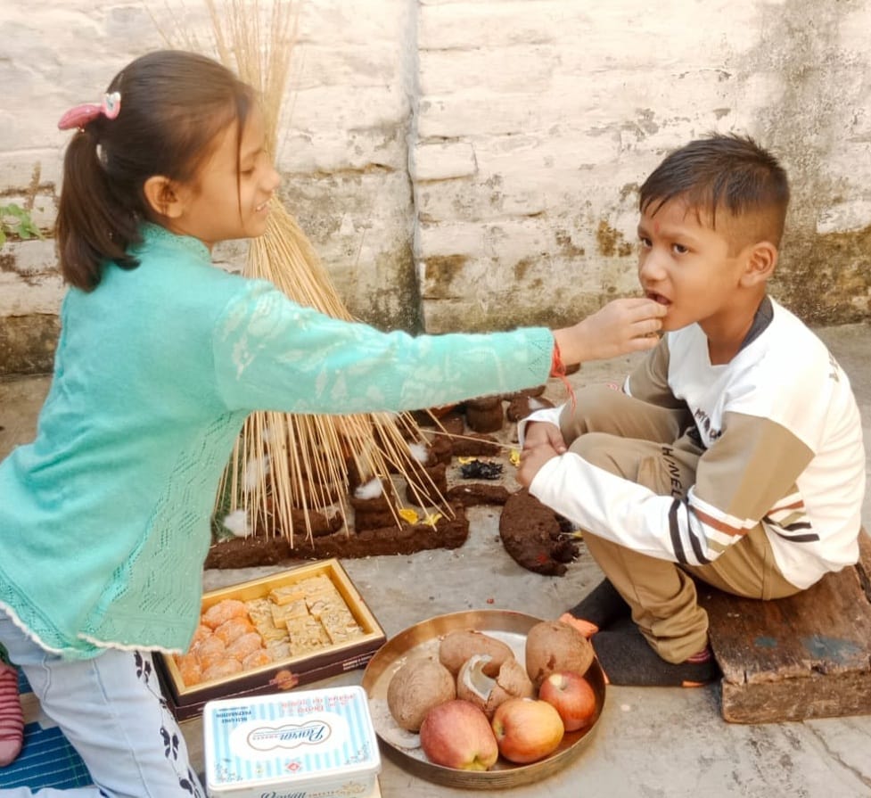 पीलीभीत की माधोटांडा मार्ग पर एक मिठाई की दुकान पर मिठाई खरीदते लोग।संवाद