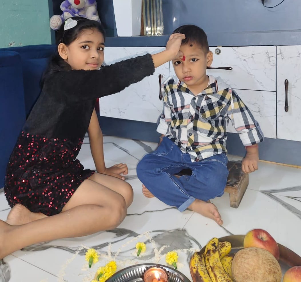 पीलीभीत की माधोटांडा मार्ग पर एक मिठाई की दुकान पर मिठाई खरीदते लोग।संवाद
