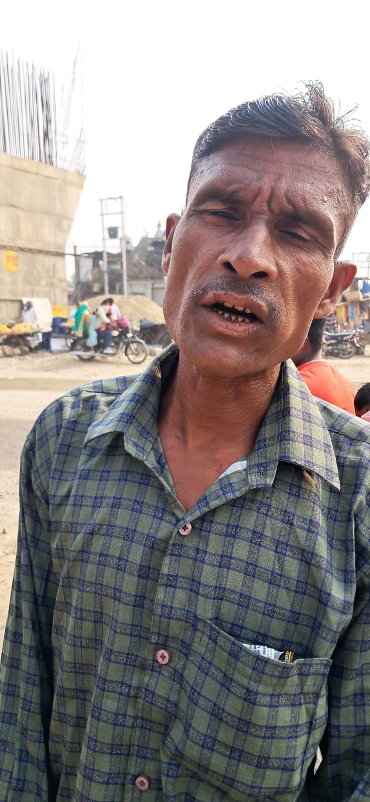 पीलीभीत के रेलवे स्टेशन पर ट्रेनों में रही यात्रियों की भीड़।संवाद पीलीभीत के रेलवे स्टेशन पर ट्रेनों में रही यात्रियों की भीड़।संवाद