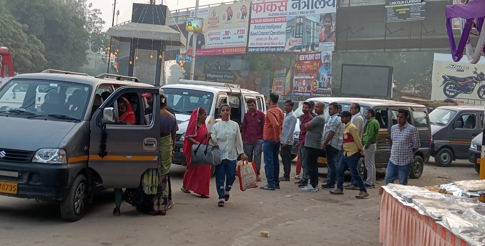 पीलीभीत के रेलवे स्टेशन पर ट्रेनों में रही यात्रियों की भीड़।संवाद पीलीभीत के रेलवे स्टेशन पर ट्रेनों में रही यात्रियों की भीड़।संवाद
