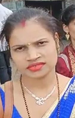 पीलीभीत के रेलवे स्टेशन पर ट्रेनों में रही यात्रियों की भीड़।संवाद पीलीभीत के रेलवे स्टेशन पर ट्रेनों में रही यात्रियों की भीड़।संवाद