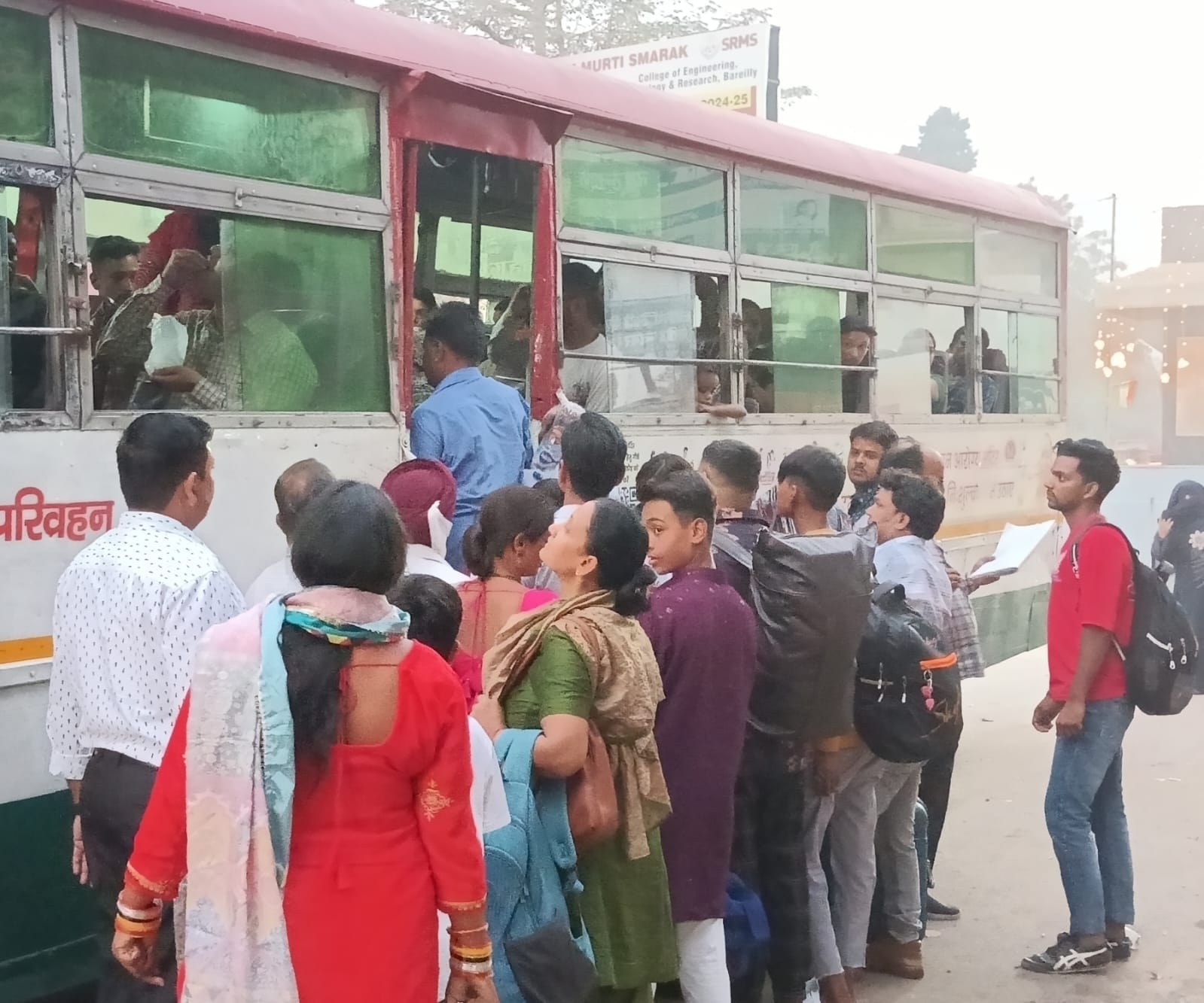 पीलीभीत के रेलवे स्टेशन पर ट्रेनों में रही यात्रियों की भीड़।संवाद पीलीभीत के रेलवे स्टेशन पर ट्रेनों में रही यात्रियों की भीड़।संवाद