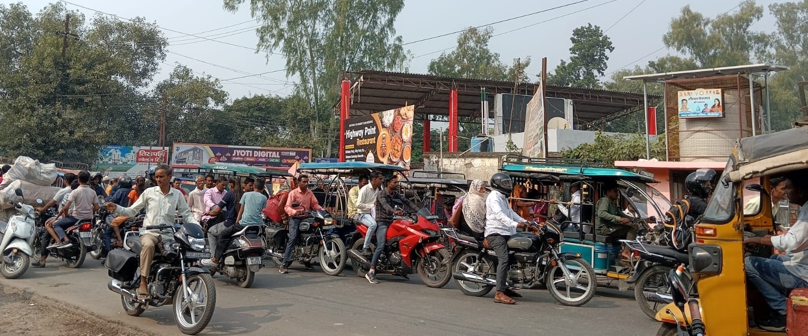 पीलीभीत के रेलवे स्टेशन पर ट्रेनों में रही यात्रियों की भीड़।संवाद पीलीभीत के रेलवे स्टेशन पर ट्रेनों में रही यात्रियों की भीड़।संवाद