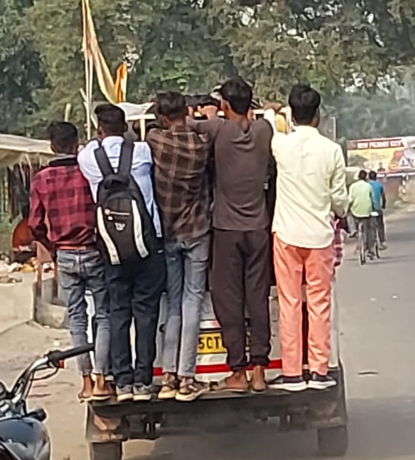 पीलीभीत के रेलवे स्टेशन पर ट्रेनों में रही यात्रियों की भीड़।संवाद पीलीभीत के रेलवे स्टेशन पर ट्रेनों में रही यात्रियों की भीड़।संवाद