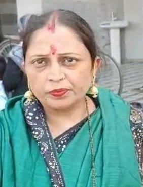पीलीभीत के रेलवे स्टेशन पर ट्रेनों में रही यात्रियों की भीड़।संवाद पीलीभीत के रेलवे स्टेशन पर ट्रेनों में रही यात्रियों की भीड़।संवाद