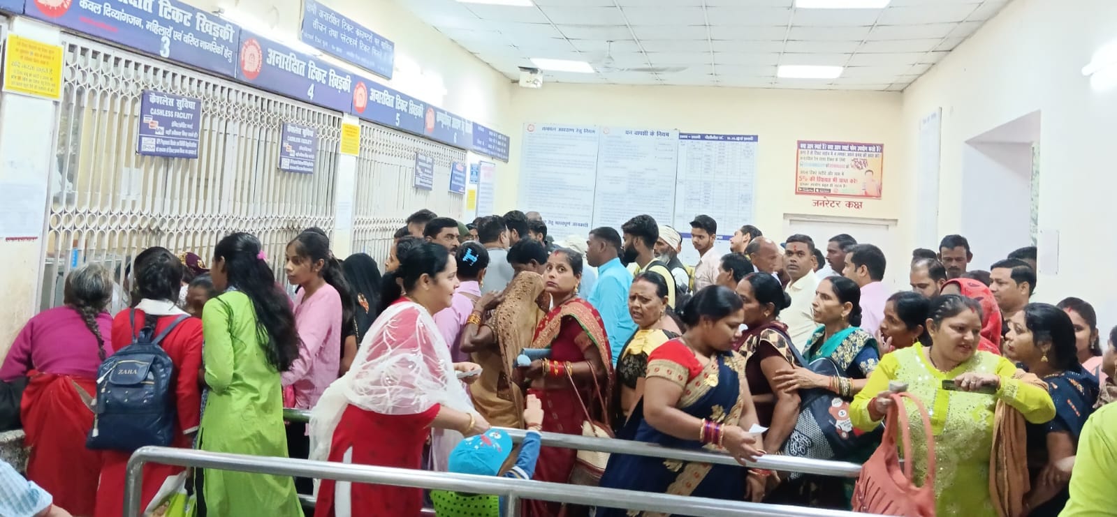 पीलीभीत के रेलवे स्टेशन पर ट्रेनों में रही यात्रियों की भीड़।संवाद पीलीभीत के रेलवे स्टेशन पर ट्रेनों में रही यात्रियों की भीड़।संवाद