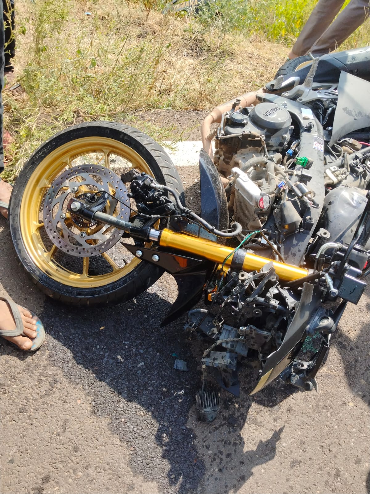 सड़क हादसे के बाद मौके पर ऊपर जमा लोगों का हुजूम 