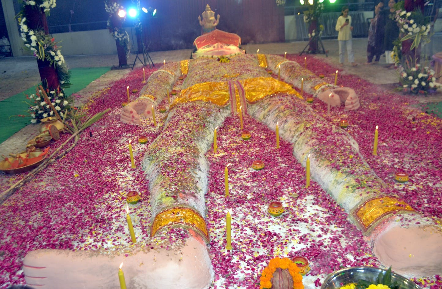 शामली नाला पटरी पर  श्री हरि कृपा ट्रस्ट द्धावारा आयोजित  गोवर्धन महाराज  की पूजा करते  श्रद्धा
