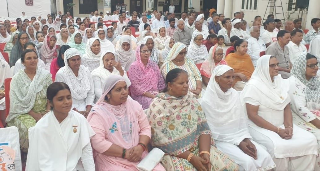 03जेएनडी13-विश्वकर्मा सम्मेलन में ब्रह्मा कुमारीज एवं मंत्री कृष्ण बेदी दीप प्रज्ज्वलित करते हु