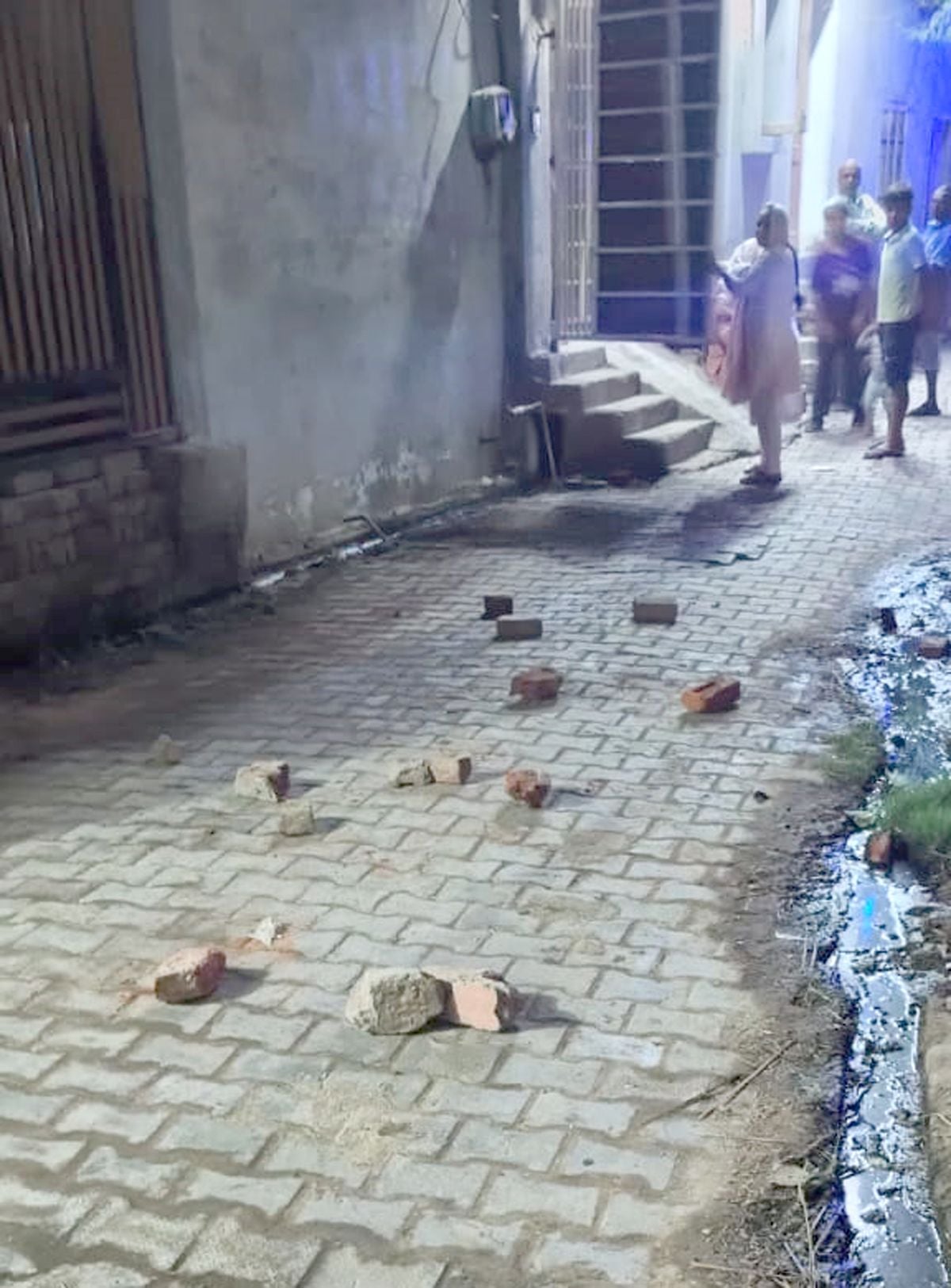 03जेएनडी19-मलिकपुर गांव में झगड़े के दौरान तोड़ी गई बाइक। संवाद 03जेएनडी19-मलिकपुर गांव में झगड़े के दौरान तोड़ी गई बाइक। संवाद