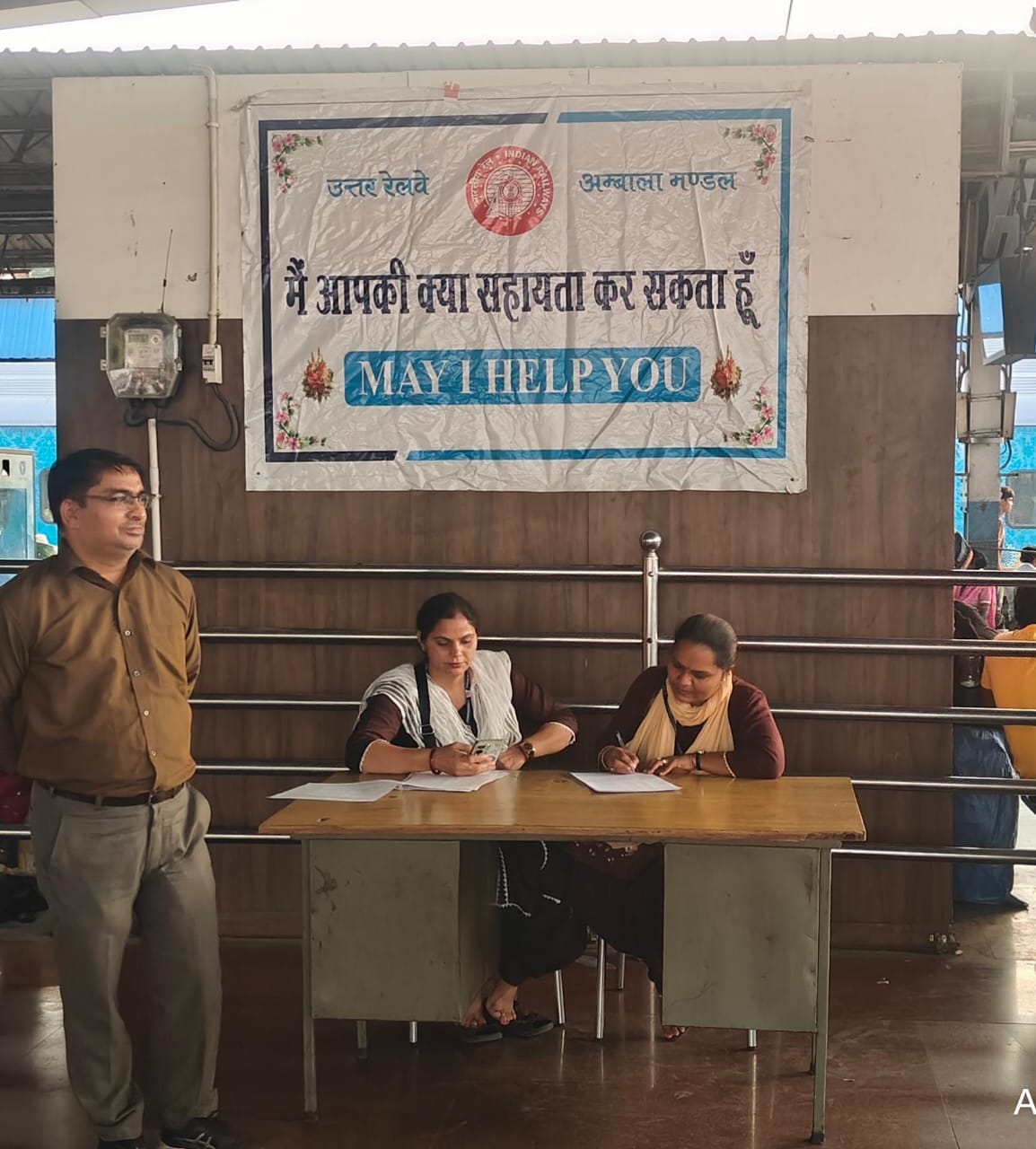 अंबाला छावनी रेलवे स्टेशन के अनारक्षित टिकट घर के बाहर ट्रेन के इंतजार में बैठे बिहार जाने वाल अंबाला छावनी रेलवे स्टेशन के अनारक्षित टिकट घर के बाहर ट्रेन के इंतजार में बैठे बिहार जाने वाल