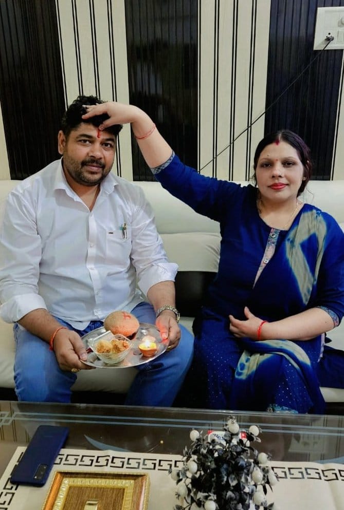 भैयादूज पर्व पर भाई के माथे पर तिलक लगाती बहन। संवाद भैयादूज पर्व पर भाई के माथे पर तिलक लगाती बहन। संवाद