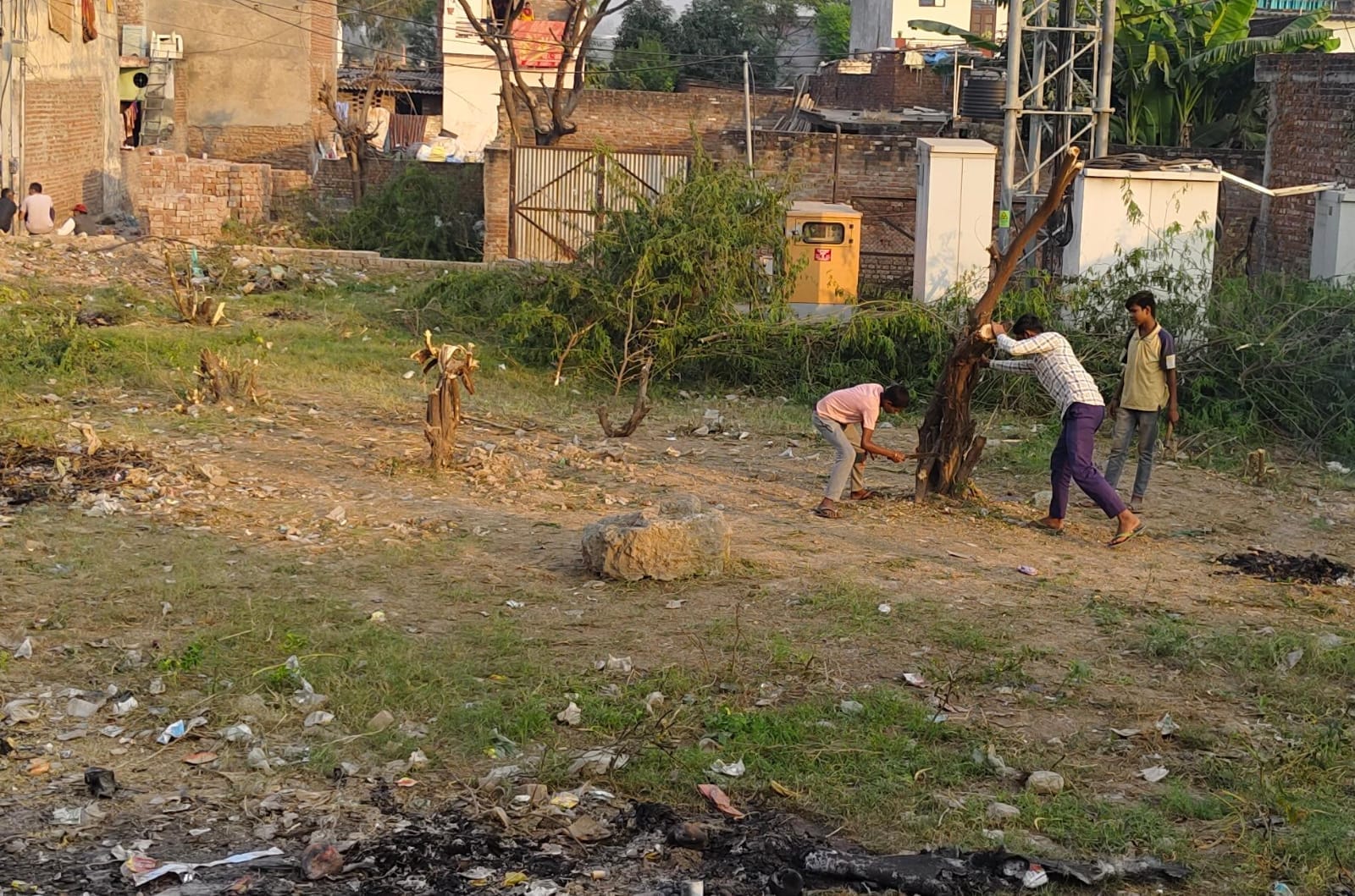 छावनी की रेलवे कालोनी स्थित नाचघर परिसर में तांबुल की आकृति में तैयार किए गए छठ घाट की सफाई क छावनी की रेलवे कालोनी स्थित नाचघर परिसर में तांबुल की आकृति में तैयार किए गए छठ घाट की सफाई क