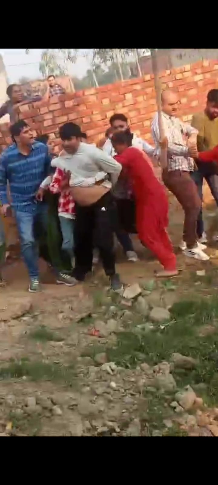 डेरा थानू गांव में एसओजी के कब्जे से आरोपी को छुड़ाते ग्रामीण। वीडियोग्रेब। डेरा थानू गांव में एसओजी के कब्जे से आरोपी को छुड़ाते ग्रामीण। वीडियोग्रेब।