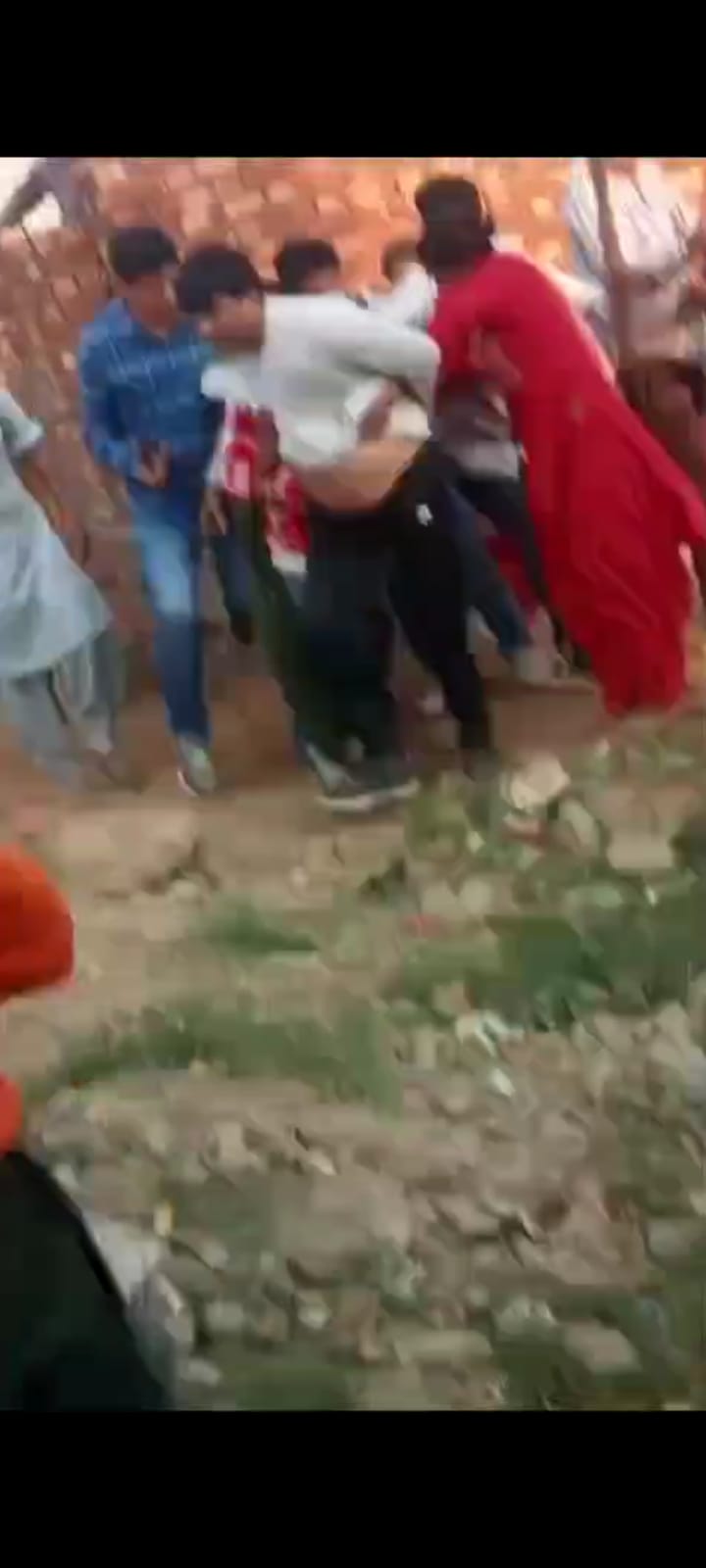 डेरा थानू गांव में एसओजी के कब्जे से आरोपी को छुड़ाते ग्रामीण। वीडियोग्रेब। डेरा थानू गांव में एसओजी के कब्जे से आरोपी को छुड़ाते ग्रामीण। वीडियोग्रेब।