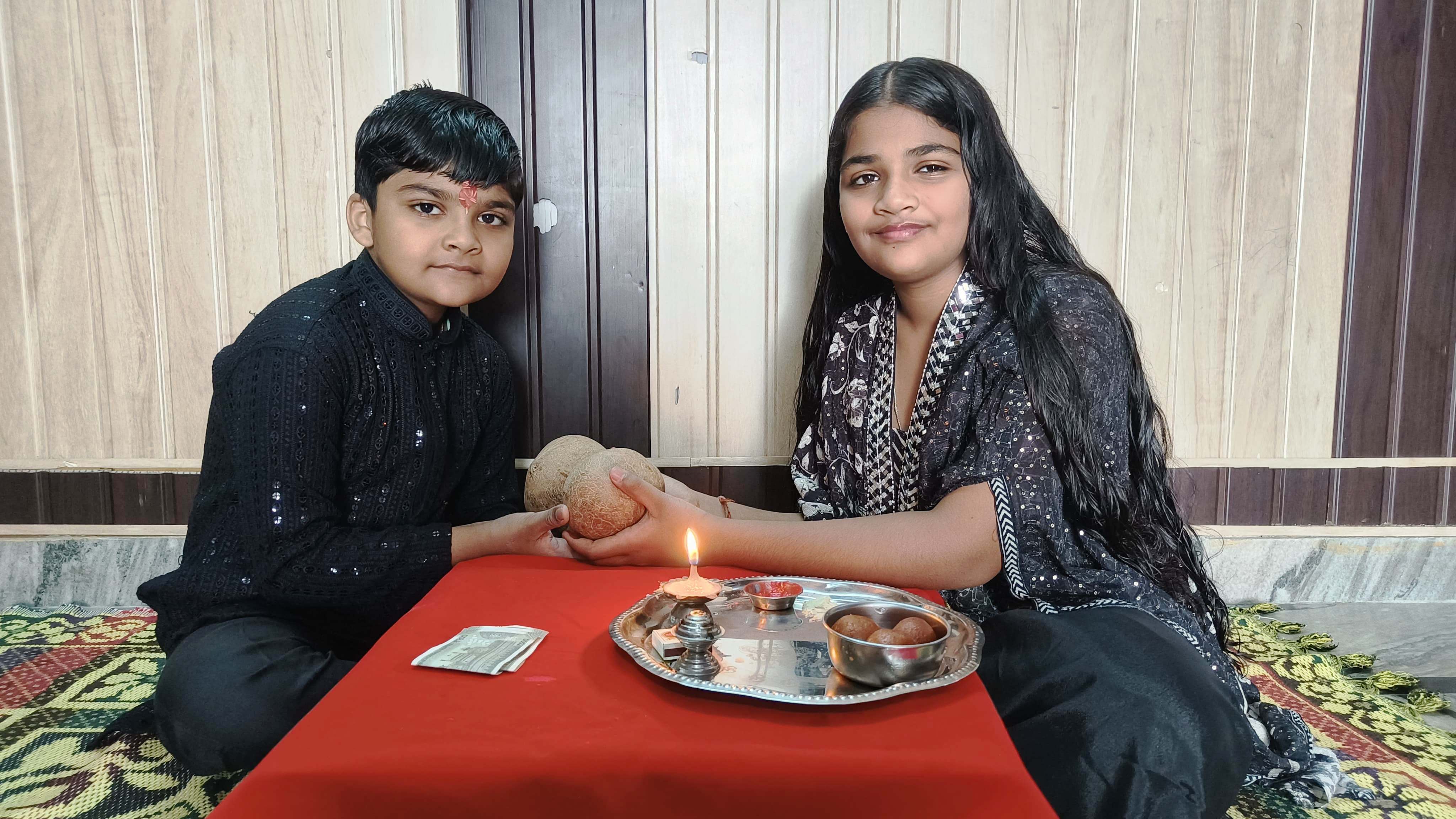 हाफिजगंज में भाईदूज पर बहिन भाई को तिलक कर मिठाइ खिलाती हुइ हाफिजगंज में भाईदूज पर बहिन भाई को तिलक कर मिठाइ खिलाती हुइ