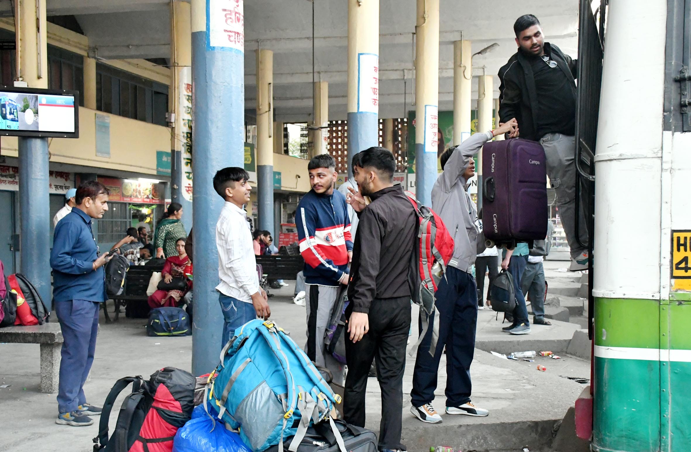 हमीरपुर बस अड्डा पर बसों का इंतजार करते यात्री। स्रोत : संवाद