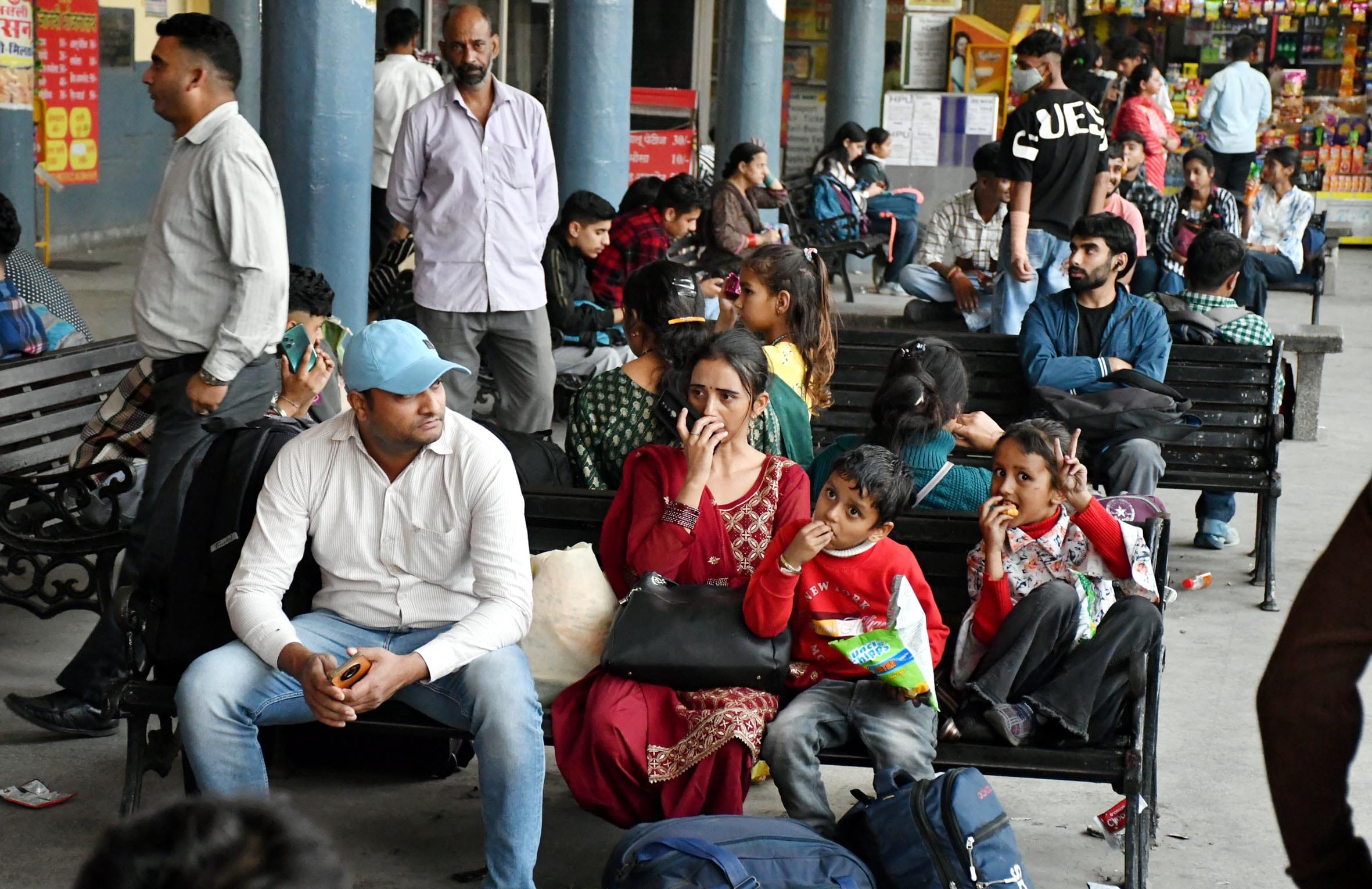 हमीरपुर बस अड्डा पर बसों का इंतजार करते यात्री। स्रोत : संवाद