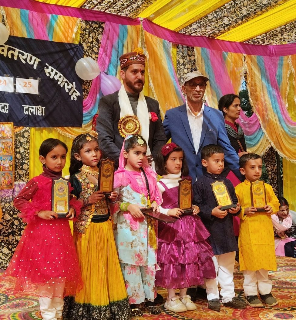 सरस्वती विद्या मंदिर दलाश में आयोजित वार्षिक पारितोषिक वितरण समारोह में सांस्कृतिक कार्यक्रम