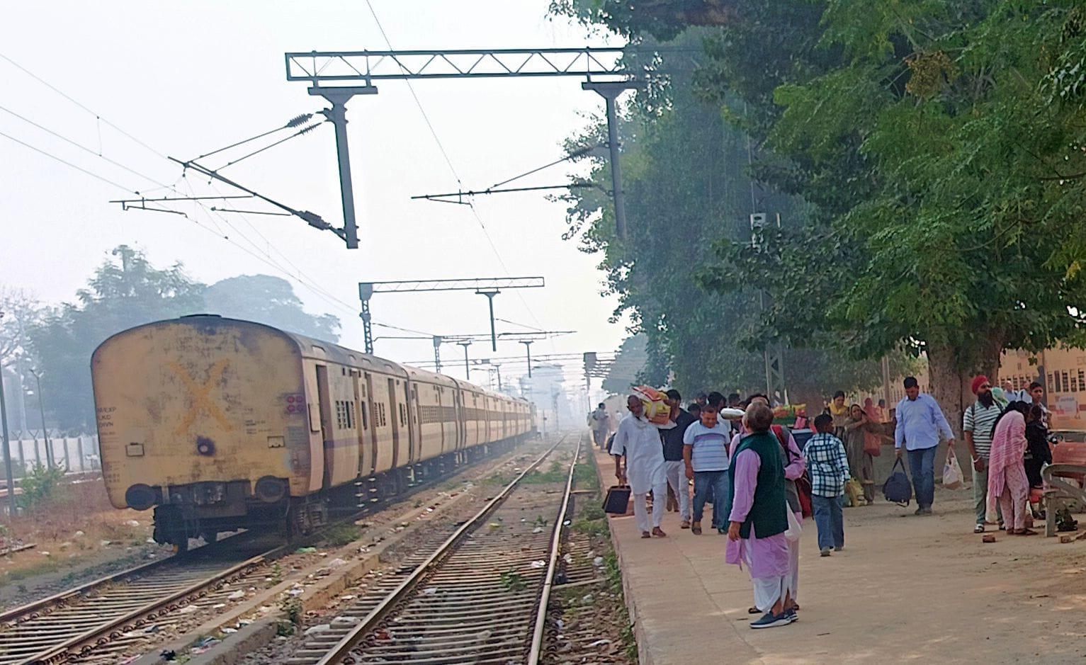 04जेएनडी05-जंक्शन पर टे्रन के इंतजार में खड़े यात्री। संवाद 04जेएनडी05-जंक्शन पर टे्रन के इंतजार में खड़े यात्री। संवाद