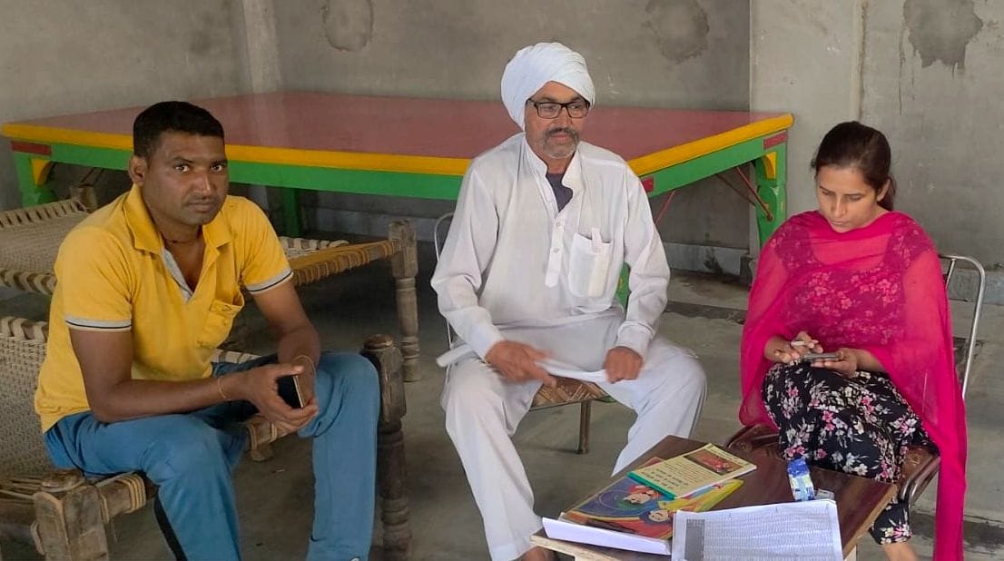 04जेएनडी13-जिला के एक गांव में किसान के खाते की केवाईसी पूरी करते हुए कर्मचारी। संवाद 04जेएनडी13-जिला के एक गांव में किसान के खाते की केवाईसी पूरी करते हुए कर्मचारी। संवाद