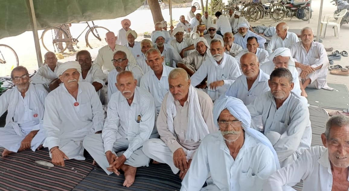 04जेएनडी19: तहसील कार्यालय के बाहर धरने पर बैठे किसान। संवाद 04जेएनडी19: तहसील कार्यालय के बाहर धरने पर बैठे किसान। संवाद