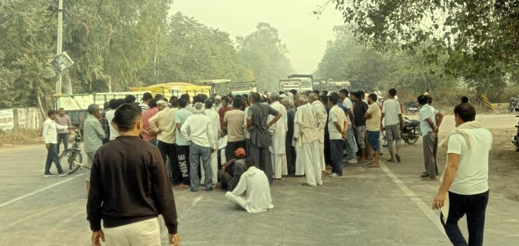 04जेएनडी28: हसनपुर गांव बस स्टैंड जींद-असंध मार्ग पर जाम लगाते ग्रामीण। संवाद 04जेएनडी28: हसनपुर गांव बस स्टैंड जींद-असंध मार्ग पर जाम लगाते ग्रामीण। संवाद