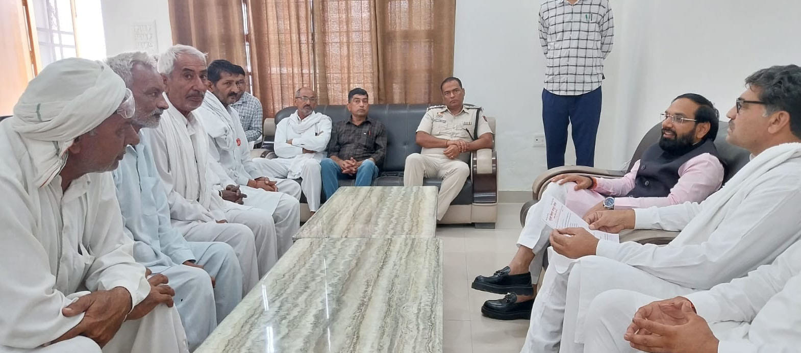 04जेएनडी29: पीडब्ल्यूडी विश्राम गृह में किसानों के साथ मीटिंग करते हुए विधायक देवेंद्र अत्री। 04जेएनडी29: पीडब्ल्यूडी विश्राम गृह में किसानों के साथ मीटिंग करते हुए विधायक देवेंद्र अत्री।
