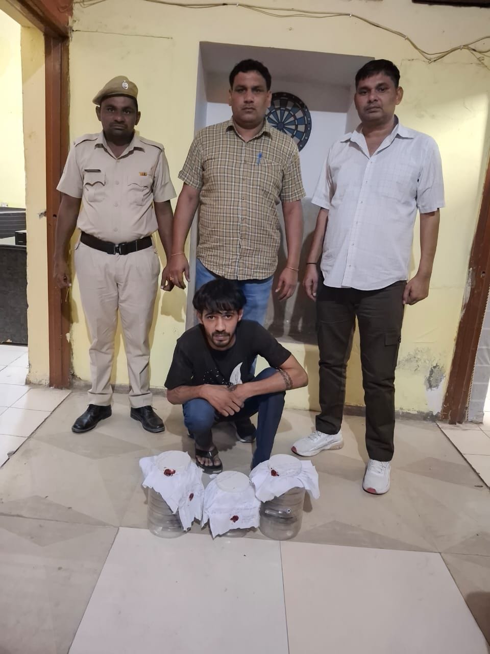 04जेएनडी30: पुलिस गिरफ्त में पकड़ा गया आरोपी। स्रोत पुलिस प्रशासन 04जेएनडी30: पुलिस गिरफ्त में पकड़ा गया आरोपी। स्रोत पुलिस प्रशासन