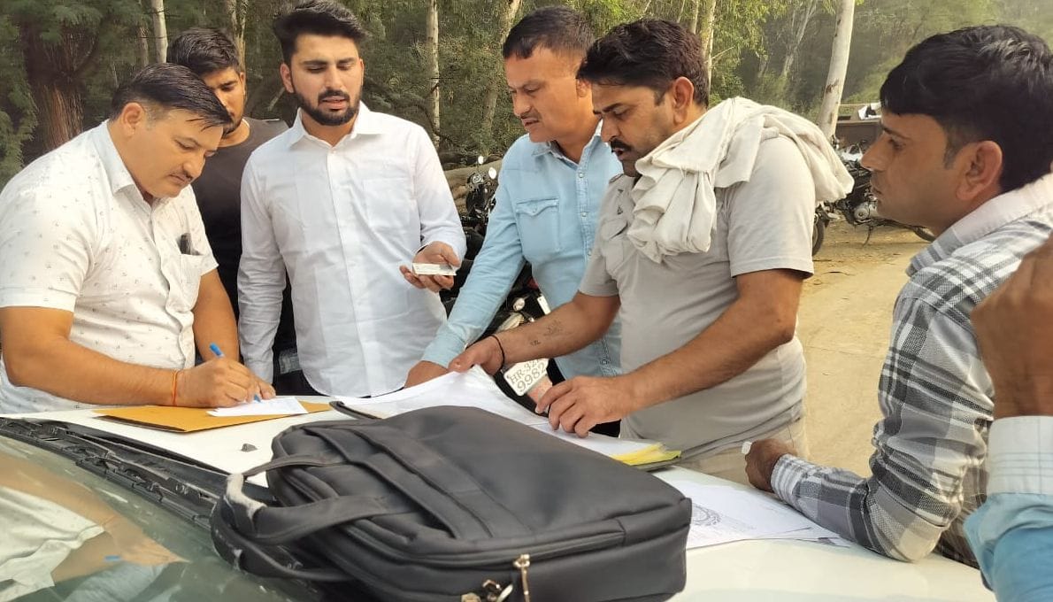 04जेएनडी32 : खामियां मिलने पर बस को इंपाउंड करने की कार्रवाई करती टीम। संवाद 04जेएनडी32 : खामियां मिलने पर बस को इंपाउंड करने की कार्रवाई करती टीम। संवाद
