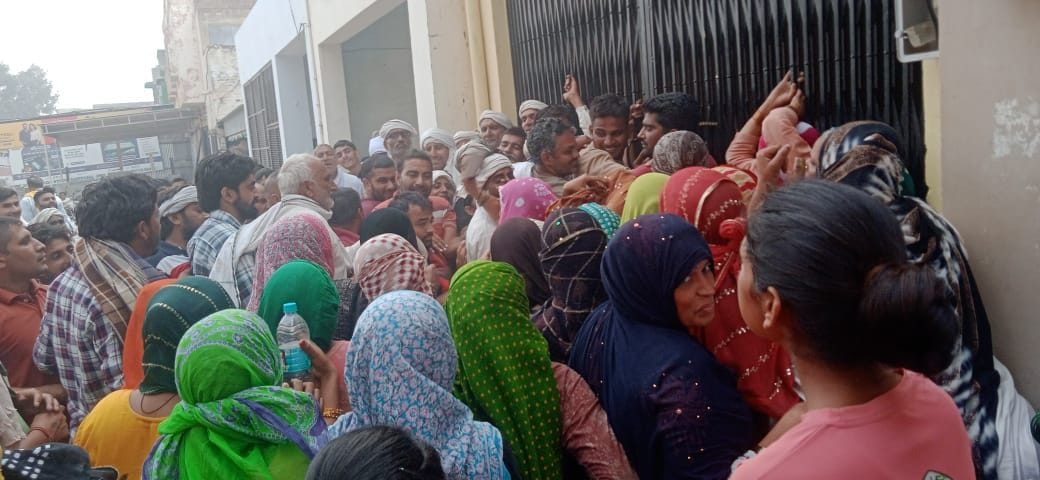 04जेएनडी33 : खाद लेने आई महिला धक्का मुक्की से परेशान होकर हाथ में चप्पल उठाकर एक पुरुष को जड़त