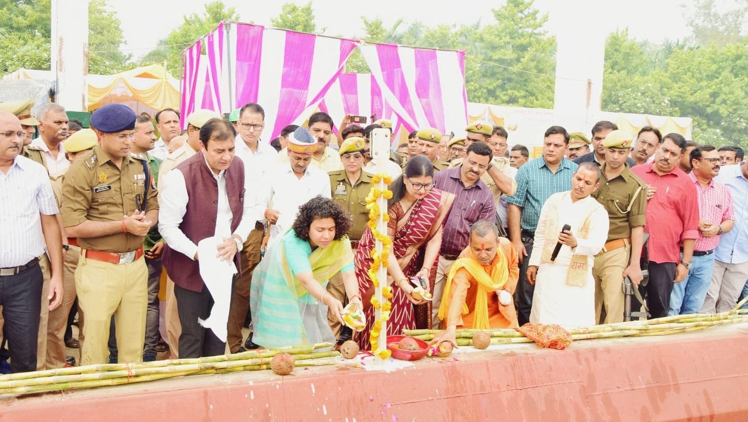 बजाज चीनी मिल में इंडेंट जारी करने से पूर्व पूजन करते गन्ना महाप्रबंधक। संवाद बजाज चीनी मिल में इंडेंट जारी करने से पूर्व पूजन करते गन्ना महाप्रबंधक। संवाद