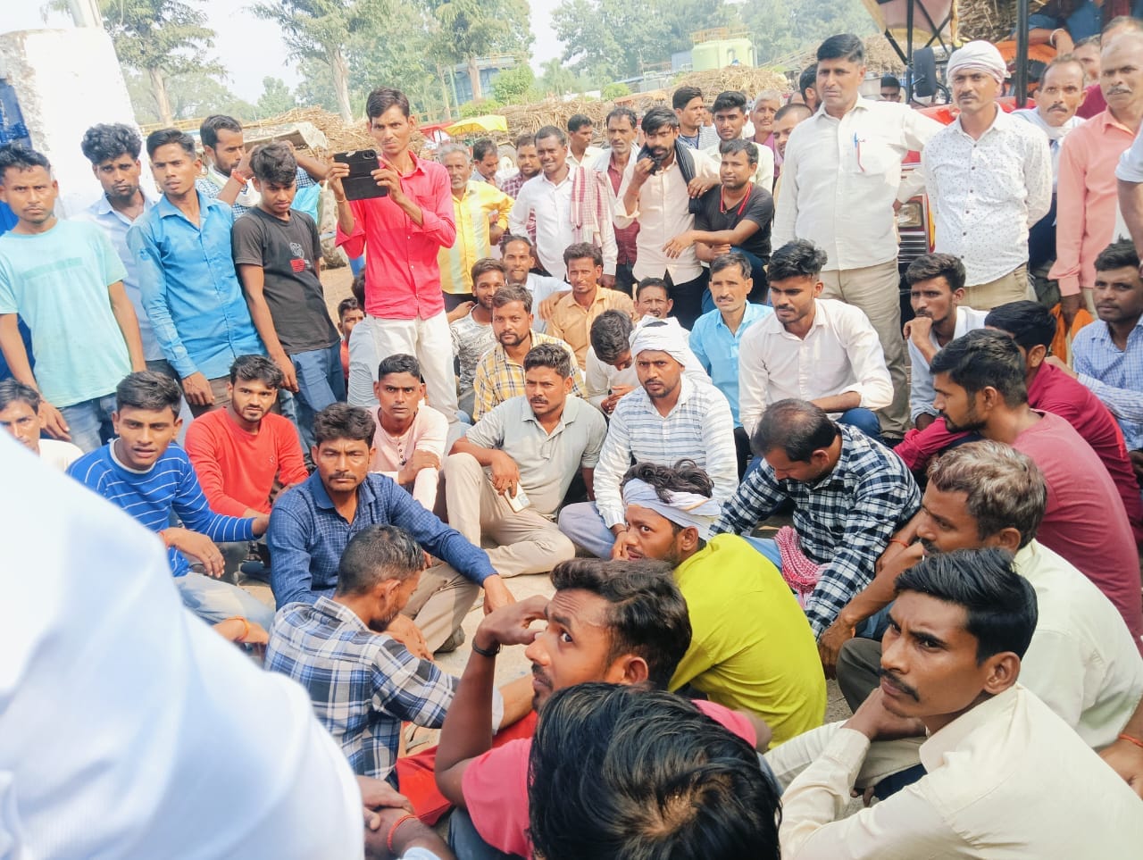 बजाज चीनी मिल में इंडेंट जारी करने से पूर्व पूजन करते गन्ना महाप्रबंधक। संवाद बजाज चीनी मिल में इंडेंट जारी करने से पूर्व पूजन करते गन्ना महाप्रबंधक। संवाद