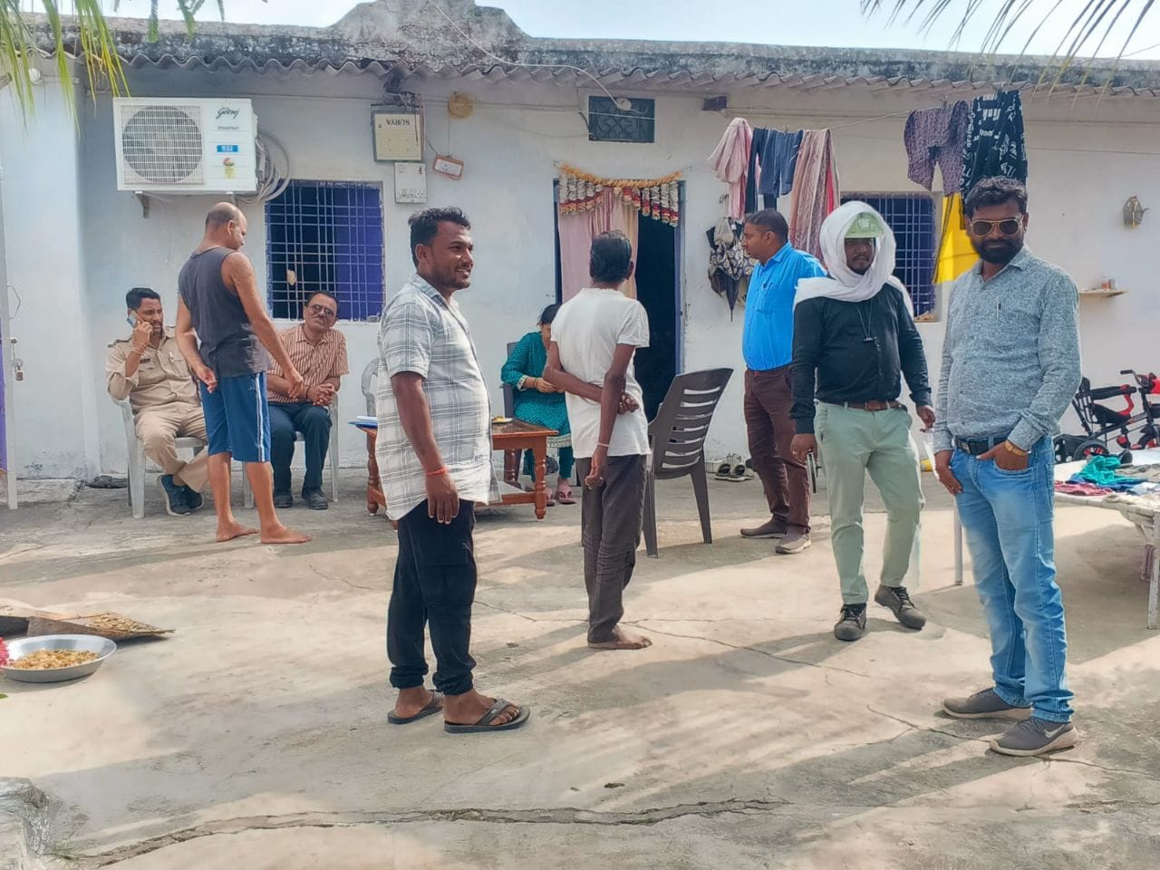 ब्लास्टिंग से क्षतिग्रस्त मकान, सर्वे करने के लिए पहुंचे अधिकारी और अपनी समस्या बताते स्थानीय ल