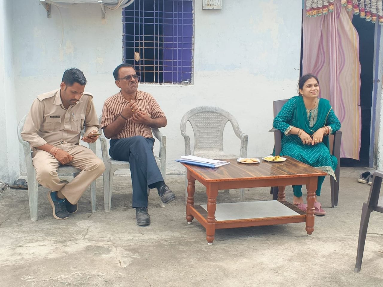 ब्लास्टिंग से क्षतिग्रस्त मकान, सर्वे करने के लिए पहुंचे अधिकारी और अपनी समस्या बताते स्थानीय ल