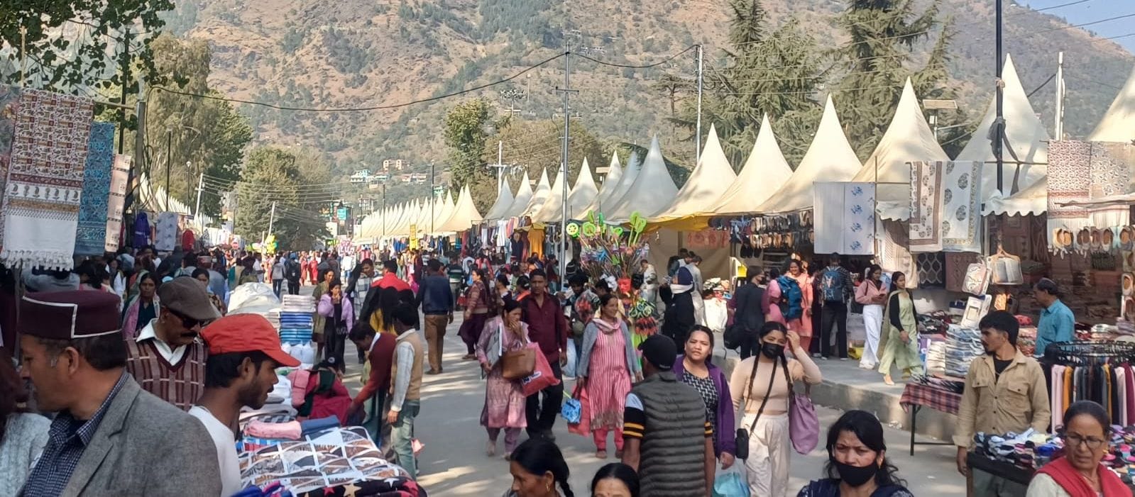 ढालपुर की अस्थायी मार्केट में उमड़ी खरीदारी के लिए उमड़ी लोगों की भीड़। संवाद ढालपुर की अस्थायी मार्केट में उमड़ी खरीदारी के लिए उमड़ी लोगों की भीड़। संवाद