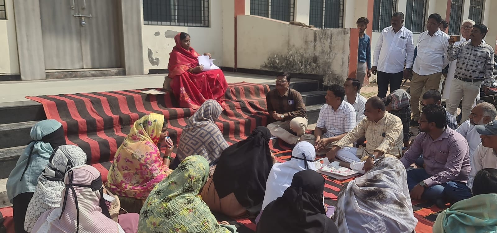 निगम सभापति ने फर्श पर झाड़ू लगाकर सड़क किनारे ही बुलाया सम्मेलन