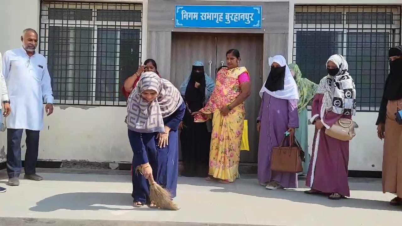 निगम सभापति ने फर्श पर झाड़ू लगाकर सड़क किनारे ही बुलाया सम्मेलन