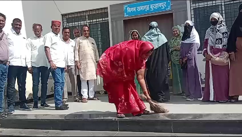 निगम सभापति ने फर्श पर झाड़ू लगाकर सड़क किनारे ही बुलाया सम्मेलन