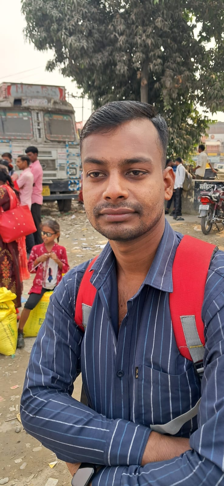 पीलीभीत के असम चौराहे के पास वाहन के इंतजार में खड़े लोग।संवाद पीलीभीत के असम चौराहे के पास वाहन के इंतजार में खड़े लोग।संवाद