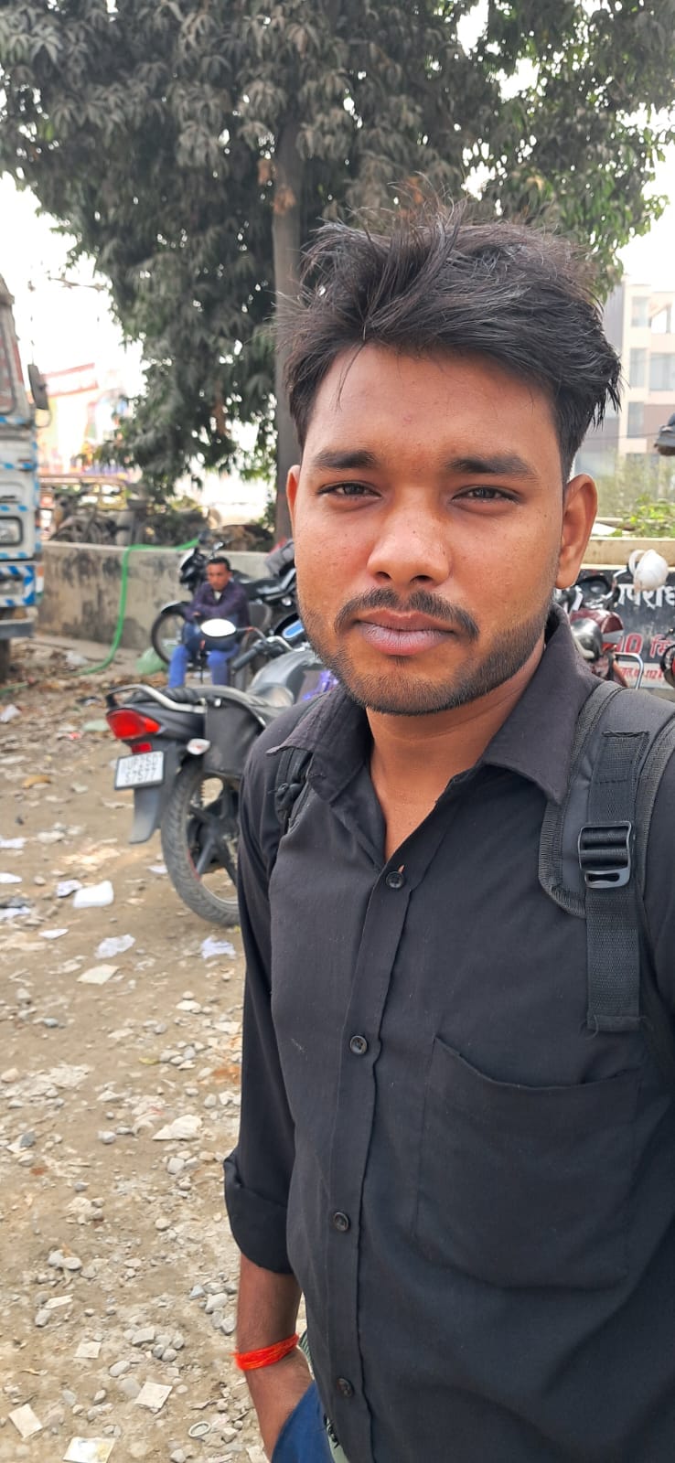 पीलीभीत के असम चौराहे के पास वाहन के इंतजार में खड़े लोग।संवाद पीलीभीत के असम चौराहे के पास वाहन के इंतजार में खड़े लोग।संवाद
