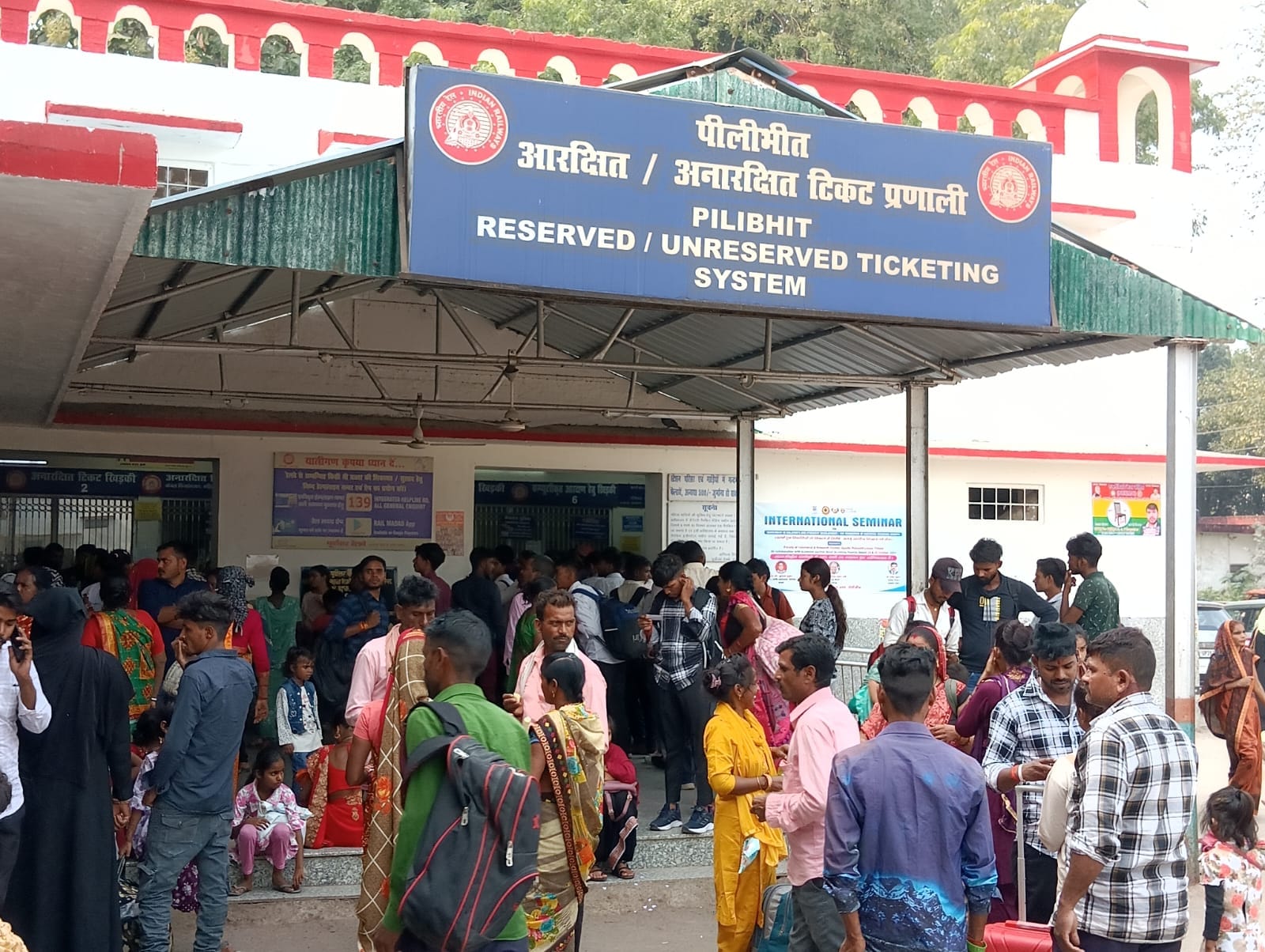 पीलीभीत के असम चौराहे के पास वाहन के इंतजार में खड़े लोग।संवाद पीलीभीत के असम चौराहे के पास वाहन के इंतजार में खड़े लोग।संवाद