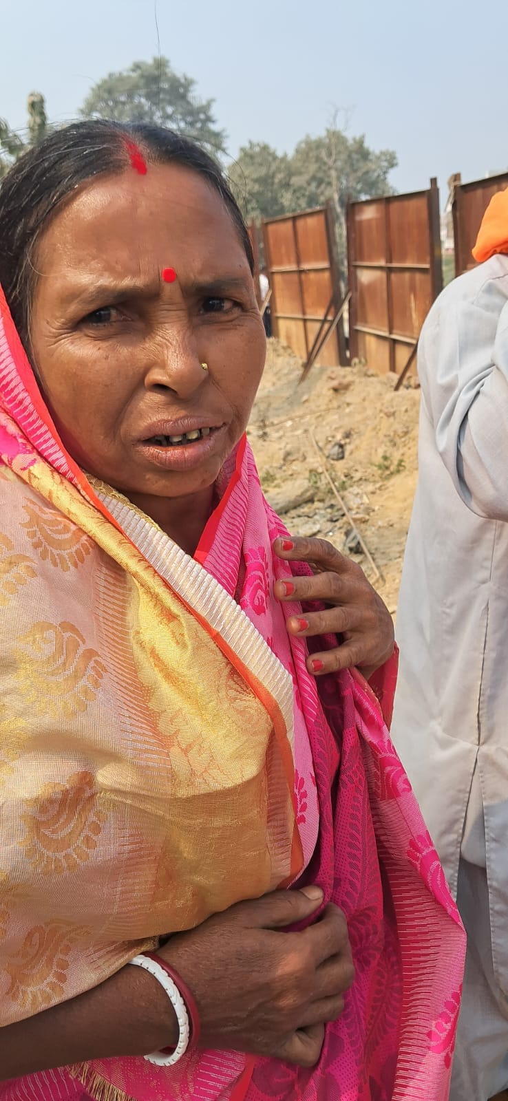 पीलीभीत के असम चौराहे के पास वाहन के इंतजार में खड़े लोग।संवाद पीलीभीत के असम चौराहे के पास वाहन के इंतजार में खड़े लोग।संवाद